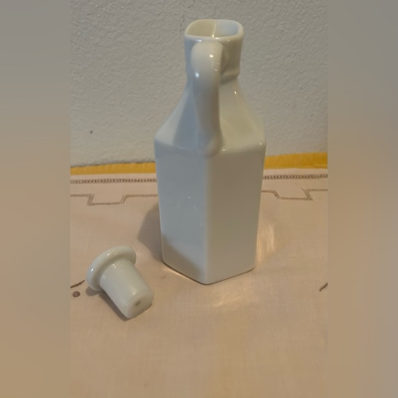 2 White Xcell cruets. 6”H - Picture 7 of 11